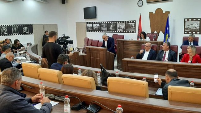 Fehmi Sylejmani i rikthehet Kuvendit të Gjilanit, merr pjesë në seancën e sotme