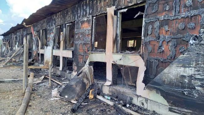 Vizitohet fermeri Granit Berisha, ferma e tij u kaplua nga zjarri