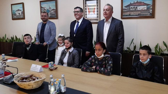 Në Ditën Botërore të Fëmijëve, Lutfi Haziri i dorëzon detyrën e kryetarit për 24 orë Festinë