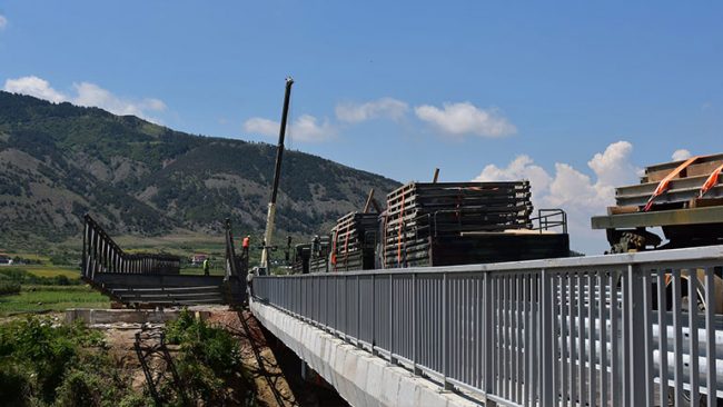 Komandanti i Gardës Kombëtare vizitoi ekipet e Xhenios në operacionin e tërheqjes së urës në Korçë