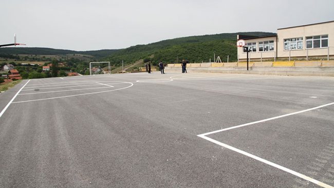 Kryetari i Vitisë vizitoi fshatin Ballancë, aty po kryhen punimet në kompletimin e fushës sportive