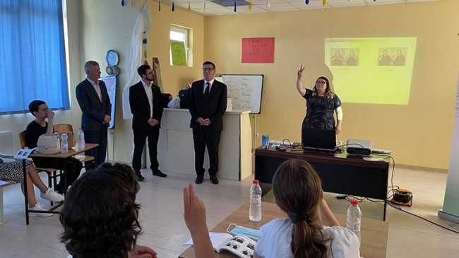 Haziri falënderon Ambasadën Britanike për mbështetjen e projektit “të heshtur dhe të harruar”