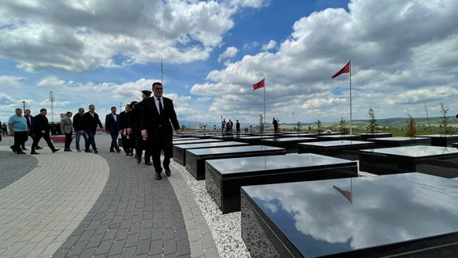 Haziri në Ditën e Çlirimit: Gjilani nderon deri në gjunjëzim veprën heroike të dëshmorëve, heronjve e martirëve të kombit