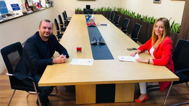 Gjilani nënshkruan marrëveshje mirëkuptimi me Ministrinë e Ekonomisë për Efiçiencë të Energjisë në shkollën “Skënderbeu” dhe “Thimi Mitko”