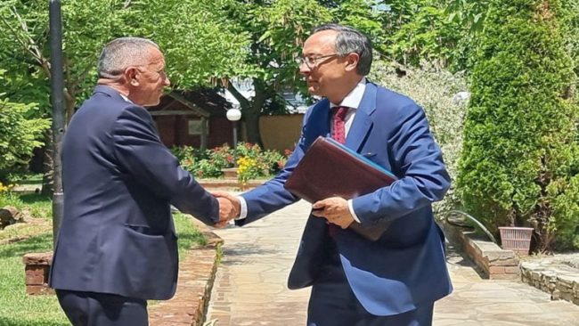 Kamberi: Serbia pa trajtim të barabartë të shqiptarëve nëpër institucionet shtetërore