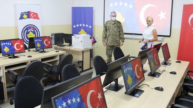 Shkolla “Thimi Mitko” bëhet me kabinet të Informatikës me pajisje moderne