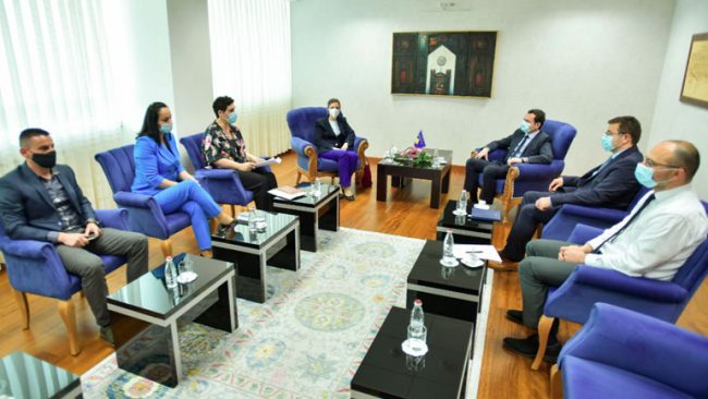 Kryeministri Kurti priti në takim bordin e përkohshëm të drejtorëve të Postës së Kosovës