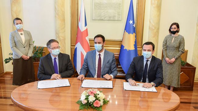 Kryekuvendari, kryeministri dhe ambasadori britanik nënshkruan Memorandum Mirëkuptimi