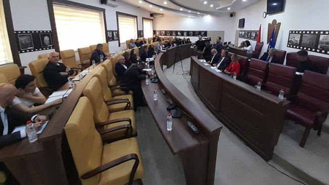 Kuvendarët e Gjilanit votojnë unanimisht dy propozim-vendimet e seancës së jashtëzakonshme