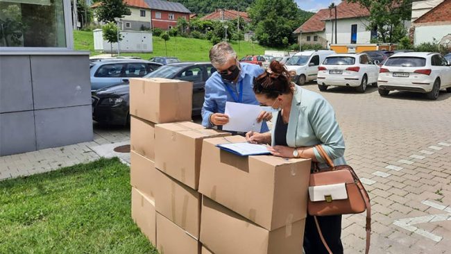 Komuna e Kamenicës pranon një donacion me maska nga UNMIK-u