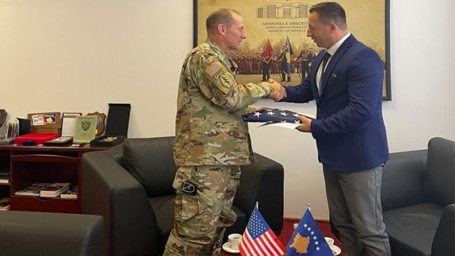 Ministri Mehaj pranon nga gjenerali amerikan Larry L. Henry,  flamurin e ShBA-së, të ngritur në nderim të tij në Kampin Film City
