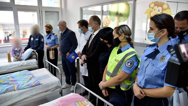 Ministri Sveçla dhe drejtori Krasniqi, vizituan fëmijët në Klinikën e Pediatrisë