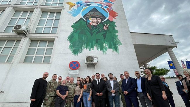 Gjilani shpalosi Muralin e Paqes i punuar në objektin e Zyrës së Kryetarit