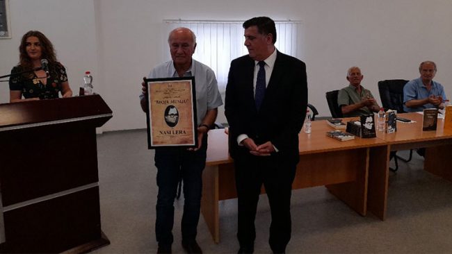 Kryetari i Gjilanit, Lutfi Haziri ia dorëzon çmimin letrar “Beqir Musliu’ laureatit të sivjetmë, Nasi Lera