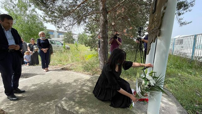 Komuna e Gjilanit nderon veprën heroike të Nezir Shurdhanit, në 22-vjetorin e rënies