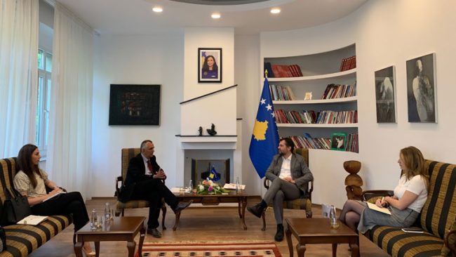 OAK dhe Ministri Çeku diskutojnë për përfshirjen e mediave në Ligjin për Sponsorizim