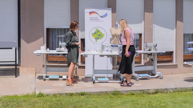 Shpërndahen pajisjet te  përfituesit e skemës së granteve “Gratë në Biznes dhe Ndërmarrësit e Rinj”,