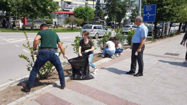 Në Gjilan vazhdon aksioni i pastrimit dhe gjelbërimit të qytetit​