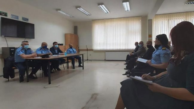 Flasin për sigurinë në shkolla dhe ngritjen e bashkëpunimit, polici-Institucionet komunale të arsimit