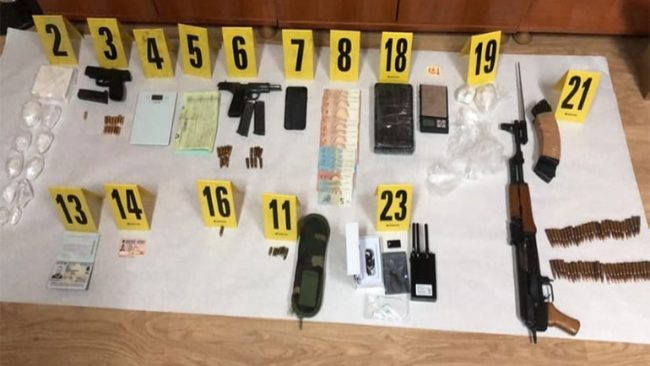 Policia arreston një person, kontrollon disa lokacione dhe sekuestron narkotikë e gjësende tjera