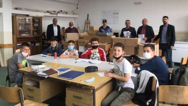 Në SHFMU “Dëshmorët e 5 Prillit” bëhet furnizimi i kabinetit të shkencave me mjete konkretizimi