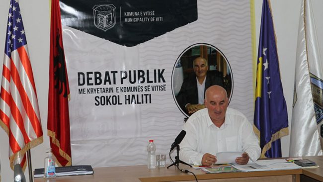 Në debatin publik, kryetari Haliti prezantoi punën gjashtëmujore të komunës së Vitisë