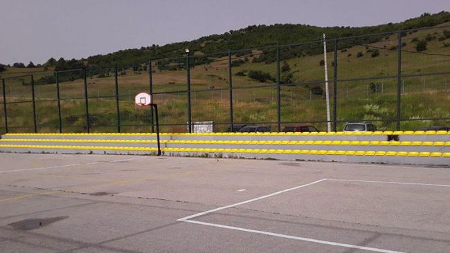 Në Remnik vendosen ulëset në tribunat e fushës sportive
