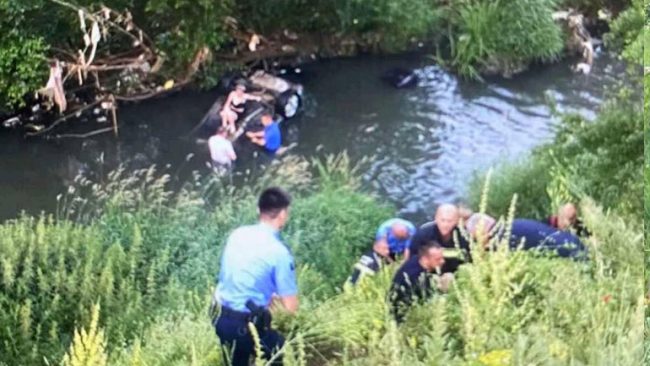 Policia falënderon qytetarin për ndihmesë në shpëtimin e tre personave nga automjeti i përmbysur në lum përgjatë një vetaksidenti