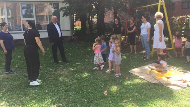 Kryetari i Vitisë vizitoi fëmijët dhe personelin e çerdhes “Gëzimi ynë”