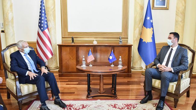 Kryekuvendari Konjufca priti në takim Gjeneralin amerikan, Wesley Clark