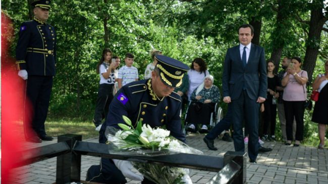 Kryeministri Kurti nderon Enver Zymberin në dhjetëvjetorin e rënies në krye të detyrës