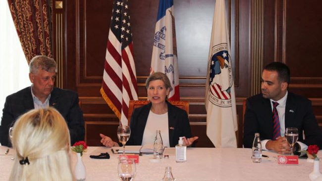 Senatorja Ernst takohet me një delegacion të Odës Ekonomike Amerikane në Kosovë