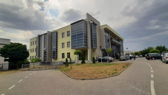 Ka vënë në qarkullim bankënota false, Gjykata e dërgon në paraburgim