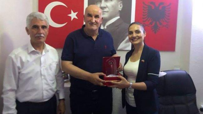 Shoqata Shqiptaro-Turke e Bornoves në Izmir nderon kryetarin Haliti