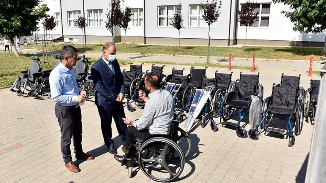 SHSKUK pranon donacion me pajisje ndihmëse nga Handikos