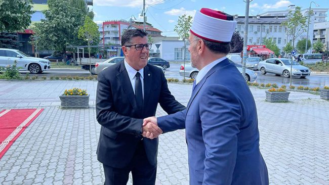 Kryetari Haziri pret në takim myftiun Tërnava, bisedojnë pë​r bashkëpunim në projekte të përbashkëta