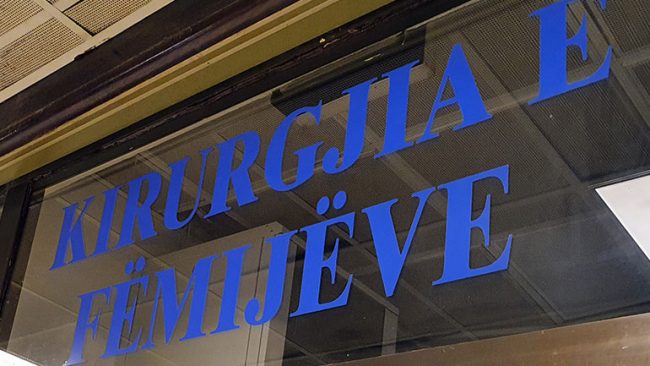 Operohet me sukses një fëmijë dy vjeç, i hiqet tumori me përmasa të mëdha