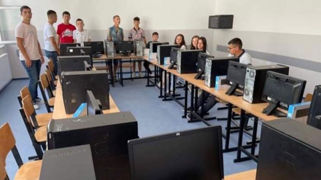 Nxënësit e shkollës së Drobeshit përfitojnë një donacion prej 15 kompjuterë nga kompania KEDS