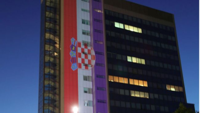 Ngjyrat e flamurit të Kroacisë ndriçojnë ndërtesën e Qeverisë së Kosovës