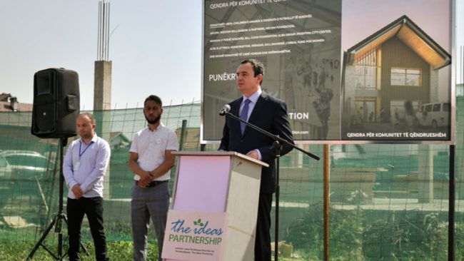 Kurti: Qeveria do të mbështesë nismat për zvogëlimin e hendekut në arritjet arsimore të komuniteteve