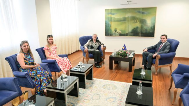 Kryeministri Kurti priti në takim aktivistet e tre brezave të familjes Kumnova
