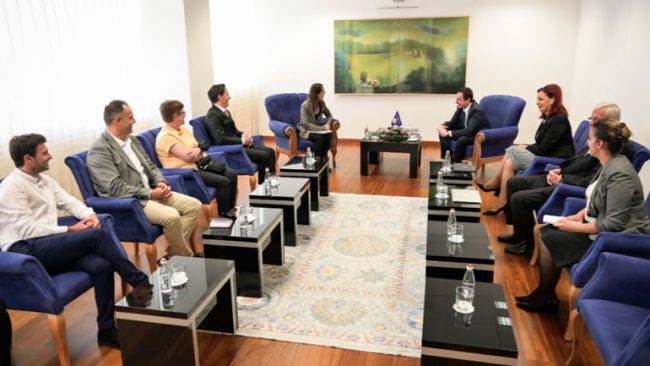 Kryeministri Kurti diskutoi për të drejtat e njeriut me përfaqësues të organizatave joqeveritare