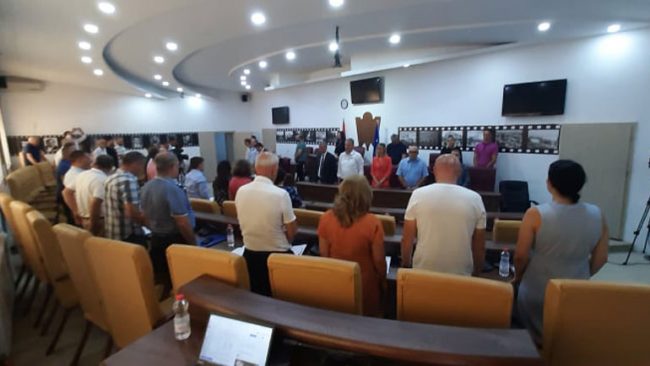 Gjilan: Kuvendi nderon me një minutë heshtje, ish asambleisten Arzie Nuhiu dhe viktimat e aksidentit tragjik në Kroaci
