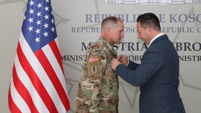 Ministri Mehaj dekoron gjeneralin amerikan Larry L. Henry me medaljen “Shërbim i shquar”