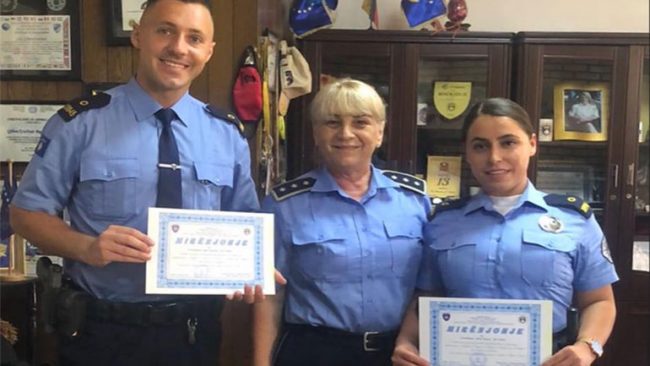 Dy policëve nga stacionit policor të Gjilanit u janë ndarë mirënjohje për përkushtimin e tyre në punë