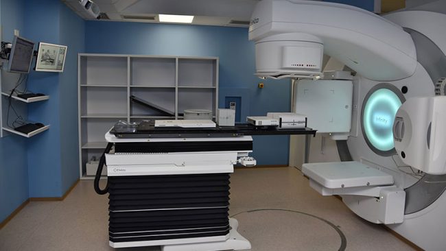 ShSKUK: Në Klinikën e Onkologjisë fillon puna me aparatin e ri për radioterapi