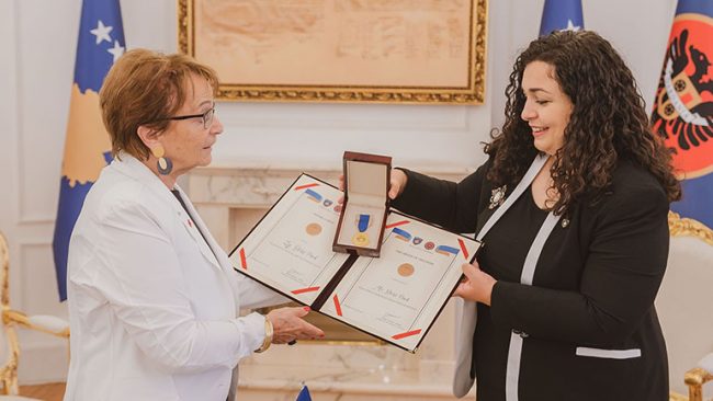 Presidentja Osmani ia dorëzoi “Urdhrin e lirisë” znj. Doris Pack