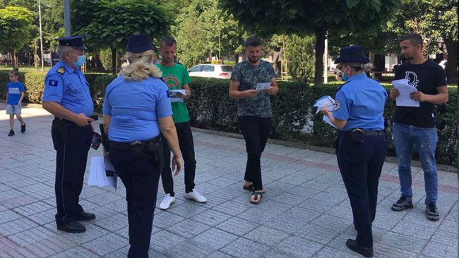 Policia bashkëbisedon me qytetarë, u përcjellë atyre këshilla të dobishme për siguri edhe përmes fletëpalosjeve