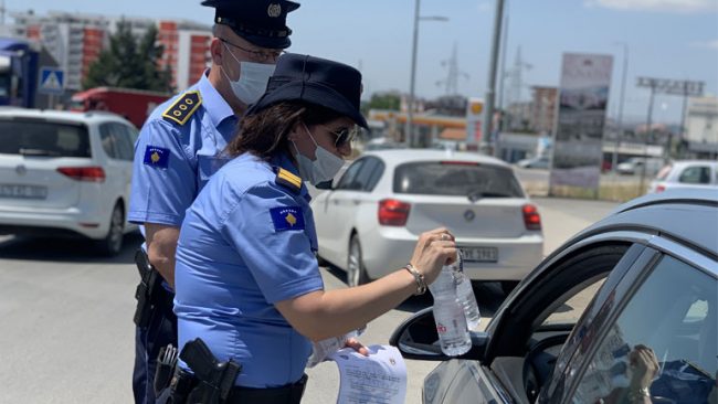 Gjilan: Policia mirëpret bashkatdhetarët, i këshillon për siguri të përgjithshme