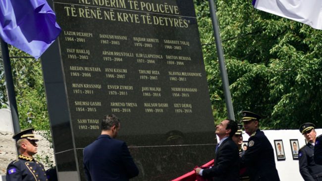 Kurti: Nderojmë veprën heroike të policëve që ranë duke luftuar krimin e duke mbrojtur territorin dhe sovranitetin e Republikës